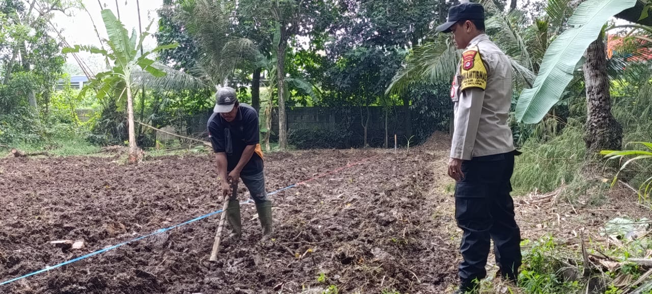 Bhabinkamtibmas Pasir Jaya Ajak Warga Manfaatkan Lahan Kosong untuk Pertanian