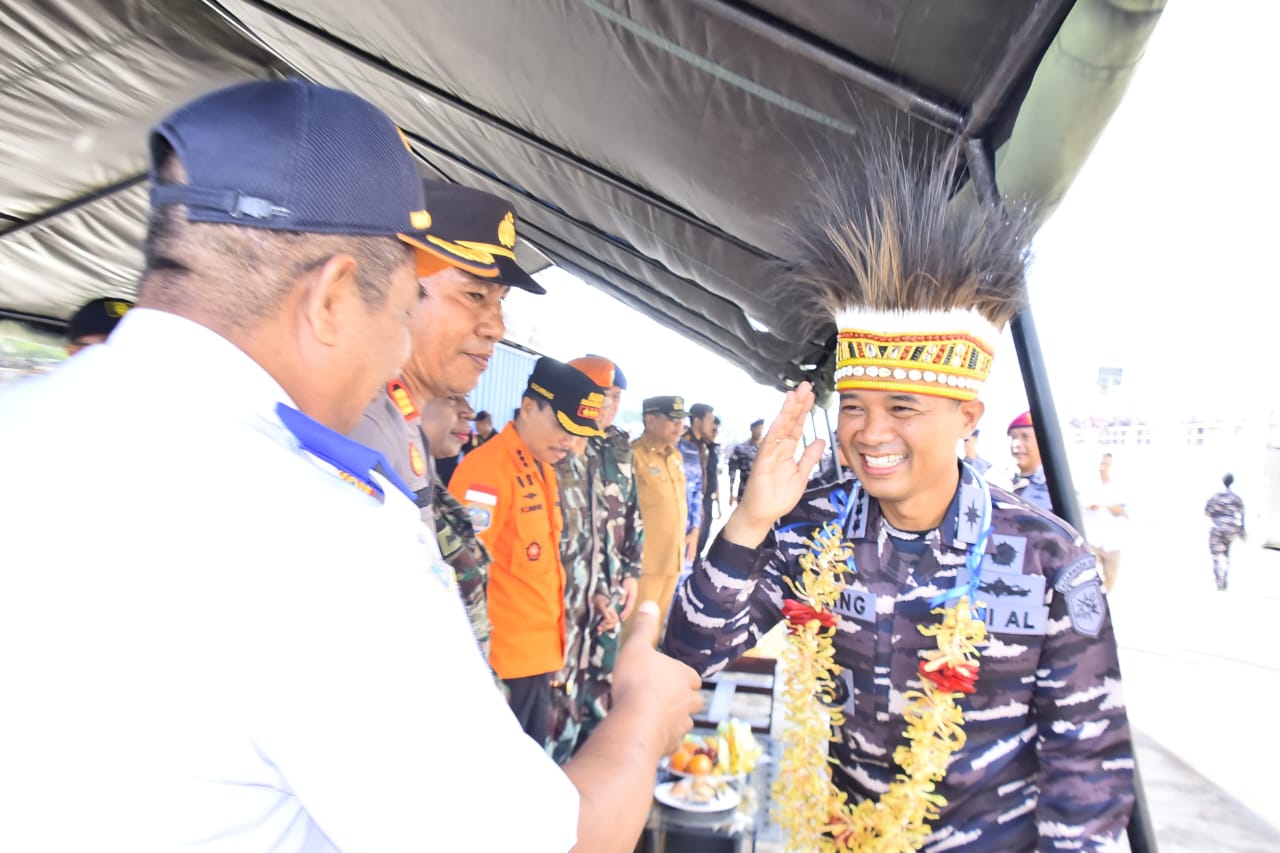 Satgas Trisila-25 TNI AL Singgah di Biak, Pererat Sinergi Lewat Tradisi dan Aksi Sosial