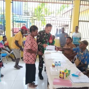 Agar Berjalan Lancar dan Tepat Sasaran, Babinsa Koramil 1710-07/Mapurujaya Dampingi Penyaluran Bantuan Kepada Masyarakat Agar Berjalan Lancar dan Tepat Sasaran, Babinsa Koramil 1710-07/Mapurujaya Dampingi Penyaluran Bantuan Kepada Masyarakat
