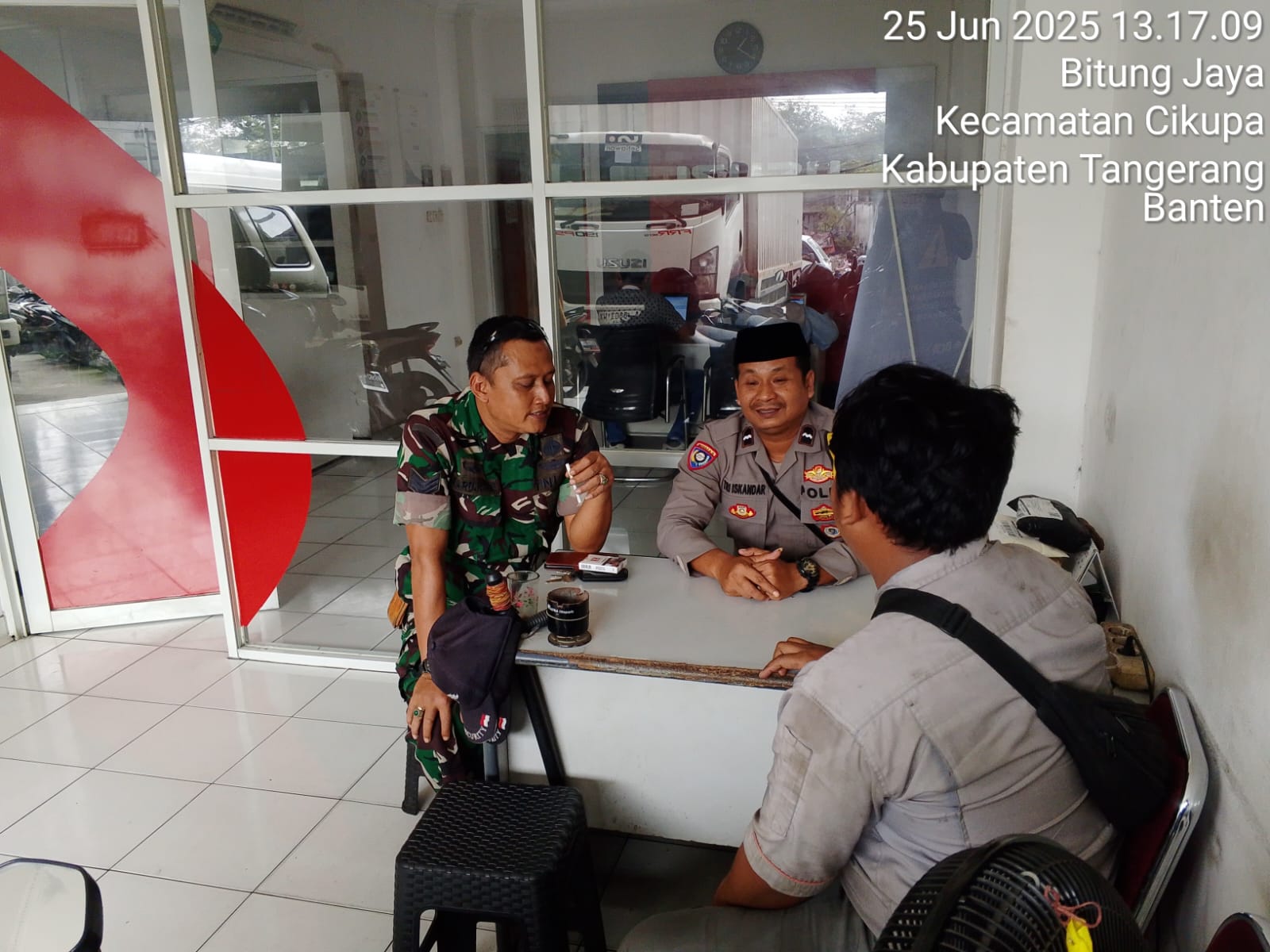 Bhabinkamtibmas Sambang Warga, Jalin Silaturahmi dan Himbau Harkamtibmas di Desa Bitung Jaya