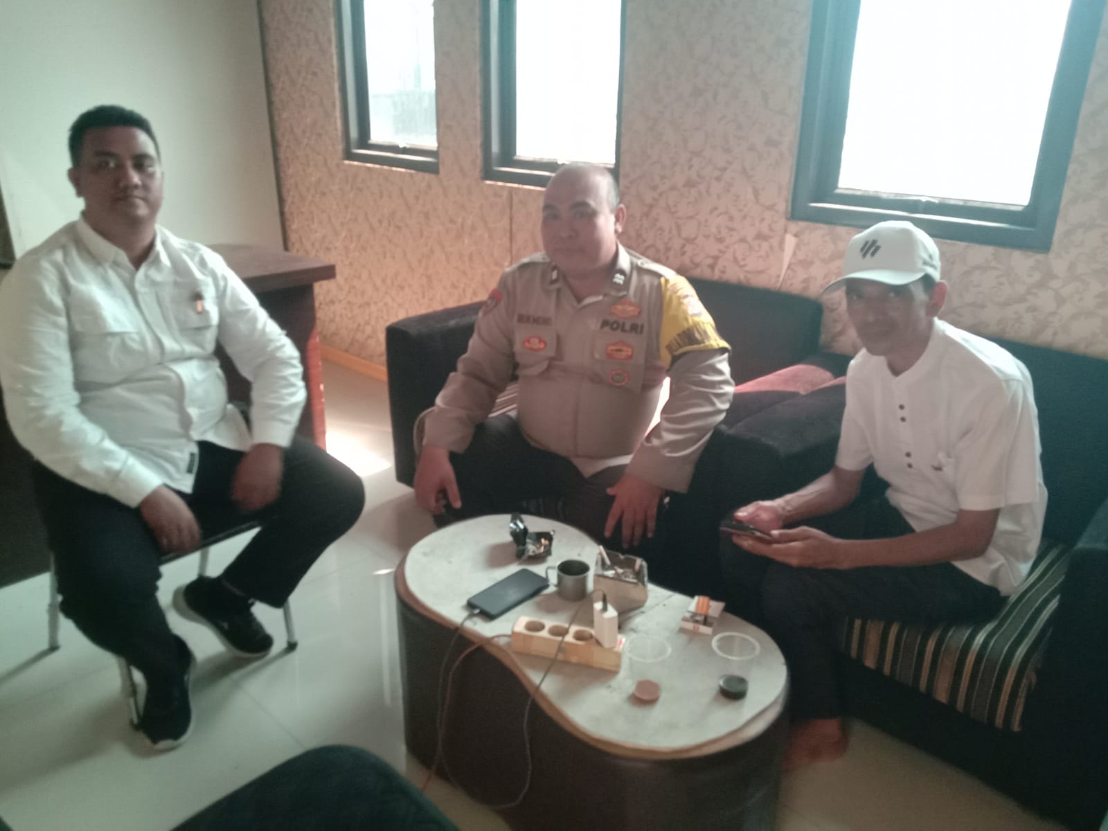Aiptu Rukmono Sambang ke Kantor Desa: Meningkatkan Sinergi dengan Perangkat Desa