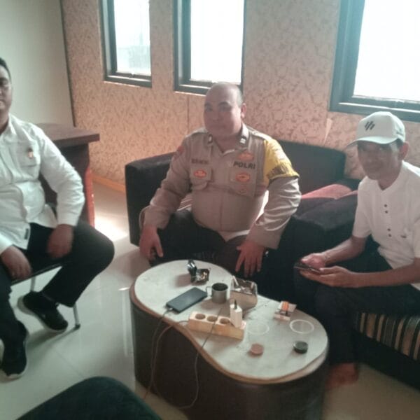 Aiptu Rukmono Sambang ke Kantor Desa: Meningkatkan Sinergi dengan Perangkat Desa