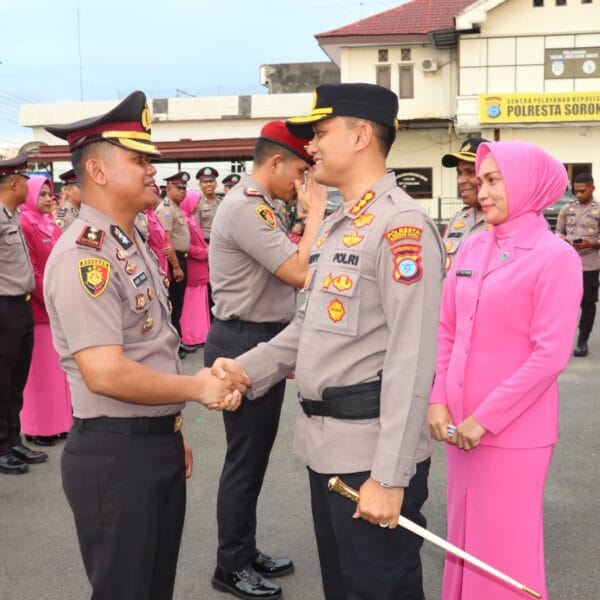 Kapolresta Sorong Kota Pimpin Langsung Upacara Kenaikan Pangkat Personel Polresta Sorong Kota