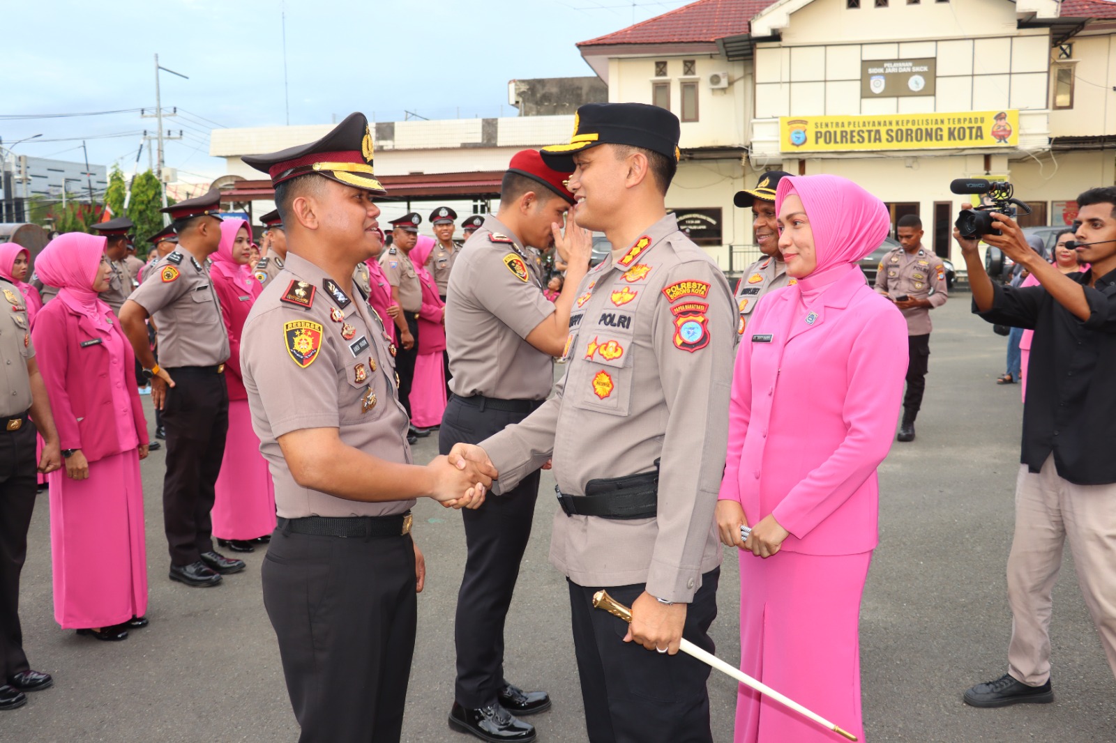 Kapolresta Sorong Kota Pimpin Langsung Upacara Kenaikan Pangkat Personel Polresta Sorong Kota