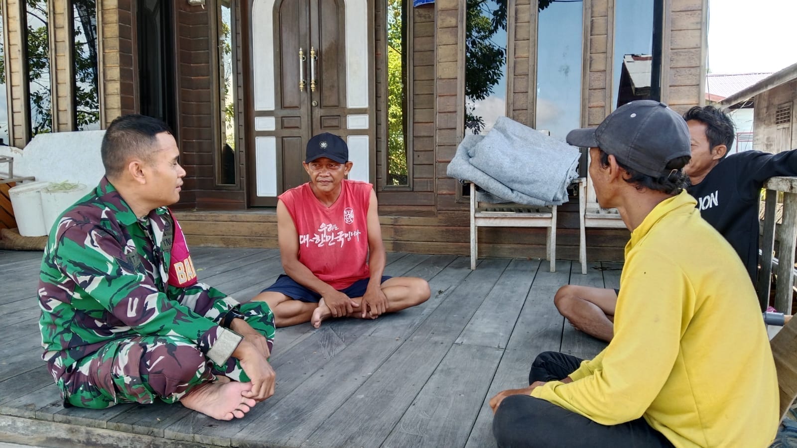 Melalui Komsos Babinsa Himbau Warga Jaga Kebersihan Lingkungan