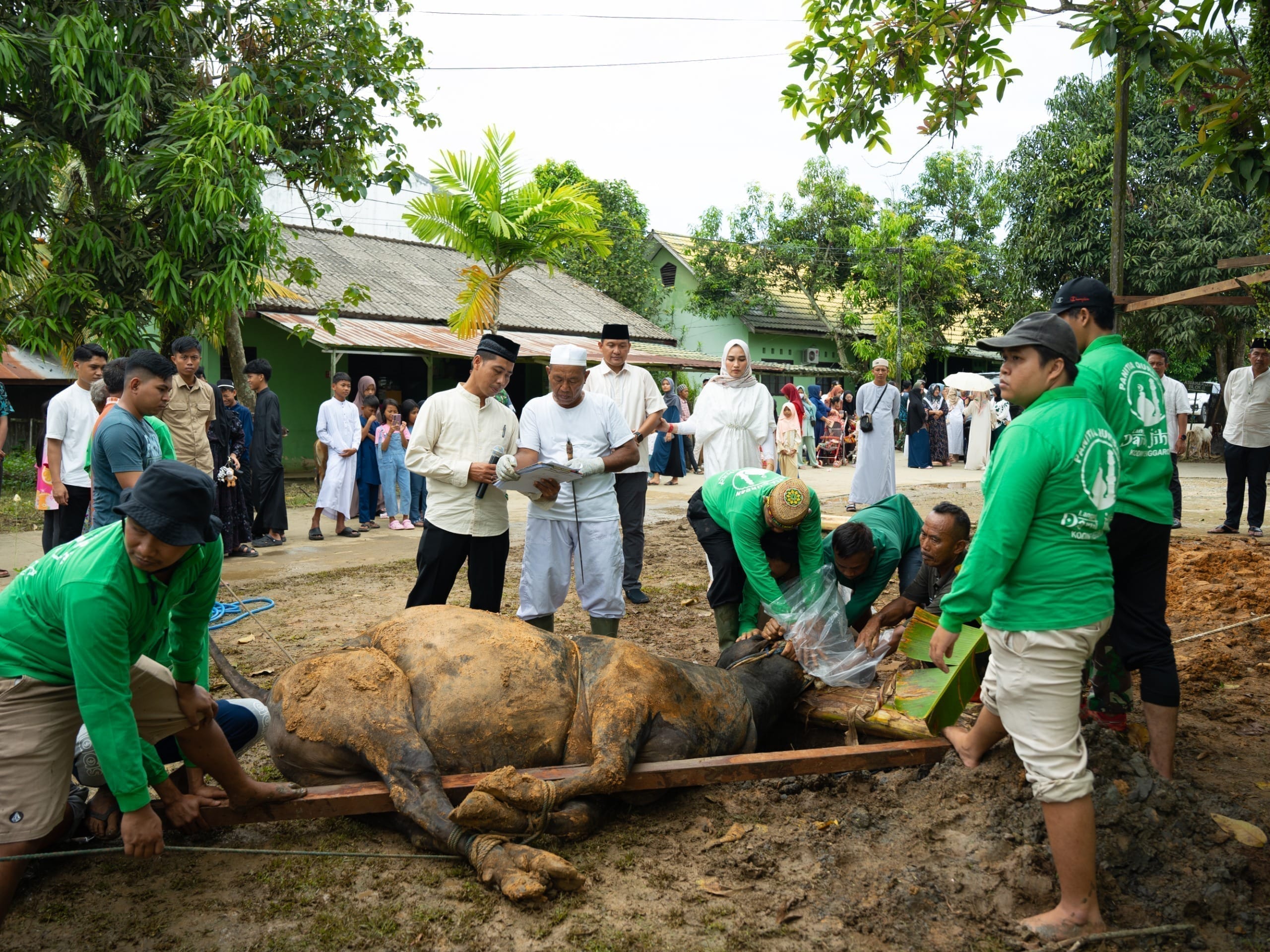 Rayakan Idul Adha 1446 H, Kodim 0906/Kkr Berbagi Daging Kurban kepada Masyarakat Sekitar