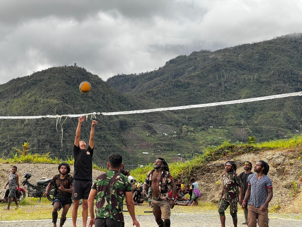 Sabtu Sehat, Satgas Yonif 715/Mtl Olahraga Bersama Masyarakat Binaan