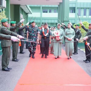Unik dan Menarik, Tradisi Sangkur Pora Iringi Acara Pelepasan Prajurit Kodim 0906/Kkr Unik dan Menarik, Tradisi Sangkur Pora Iringi Acara Pelepasan Prajurit Kodim 0906/Kkr