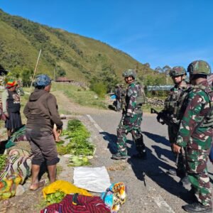 Semangat Bangkitkan Perekonomian Puncak Jaya, Satgas Yonif 715/Mtl Berkeliling Borong Hasil Bumi Masyarakat Semangat Bangkitkan Perekonomian Puncak Jaya, Satgas Yonif 715/Mtl Berkeliling Borong Hasil Bumi Masyarakat