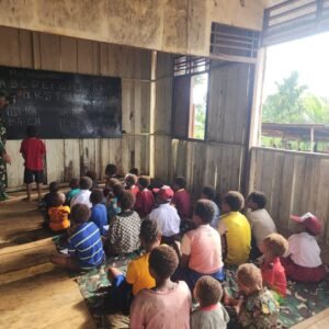 Sekolah Rusak Tak Jadi Halangan, Satgas Yonif 126/KC Pos Inggembit Ajar Anak-Anak Calistung di Perbatasan Papua Sekolah Rusak Tak Jadi Halangan, Satgas Yonif 126/KC Pos Inggembit Ajar Anak-Anak Calistung di Perbatasan Papua