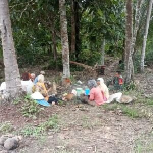 Manfaatkan Waktu Istirahat untuk Bersenda Gurau, Babinsa dan Petani Saling Eratkan Tali Silaturahmi Manfaatkan Waktu Istirahat untuk Bersenda Gurau, Babinsa dan Petani Saling Eratkan Tali Silaturahmi