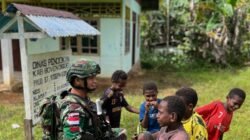 Anjangsana Penuh Kasih Satgas Yonif 126/KC: Bermain, Berbagi, dan Peduli Kesehatan Warga Kombut