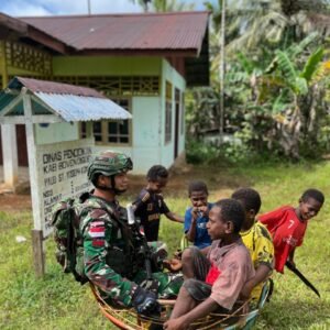 Anjangsana Penuh Kasih Satgas Yonif 126/KC: Bermain, Berbagi, dan Peduli Kesehatan Warga Kombut Anjangsana Penuh Kasih Satgas Yonif 126/KC: Bermain, Berbagi, dan Peduli Kesehatan Warga Kombut