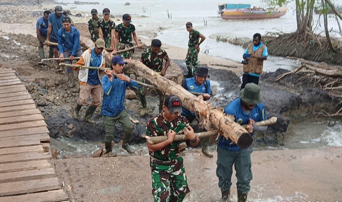 TNI, Warga, dan Balai Taman Nasional Wasur Gotong Royong Bangun Akses Kehidupan di Pedalaman Merauke lewat Jembatan Tradisional