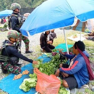 Gairahkan Ekonomi Lokal, Satgas Yonif 715/Mtl Borong Hasil Tani Gairahkan Ekonomi Lokal, Satgas Yonif 715/Mtl Borong Hasil Tani
