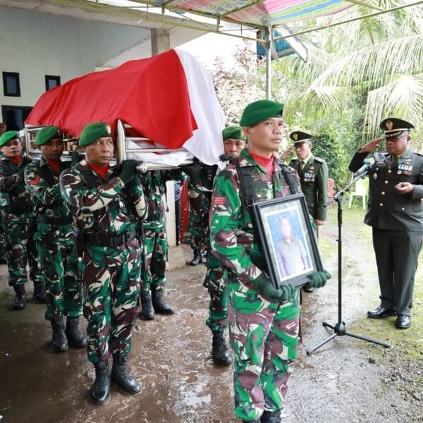 Dandim 1505 Tidore Pimpin Upacara Pemakaman Militer, Beri Penghormatan Terakhir Untuk Serda Abubakar Naser