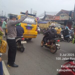 Protap Pagi Polsek Cikupa, AIPTU Sapudin Atur Arus Lalu Lintas di Jalan Raya Serang Protap Pagi Polsek Cikupa, AIPTU Sapudin Atur Arus Lalu Lintas di Jalan Raya Serang