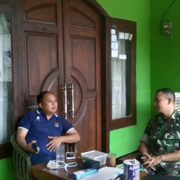 Komsos Bersama Kadus Guntur, Babinsa Koramil Paranggupito Bahas Ini