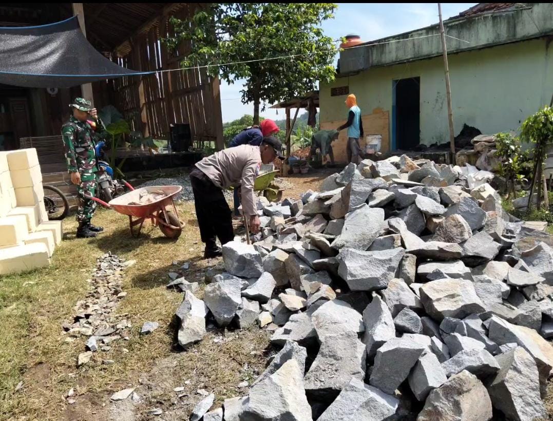 Babinsa, Bhabinkamtibmas, Karang Taruna, dan Warga Bersinergi Bangun Masjid di Dusun Bulak, Desa Dingil