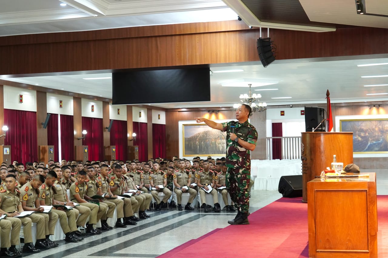 Panglima TNI Berikan Pengarahan kepada Taruna Tingkat I Akademi Militer