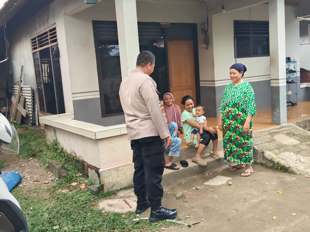 Bripka Reza Fajar Sambangi Warga Desa Bojong, Sosialisasikan Layanan 110 dan Edukasi Kamtibmas