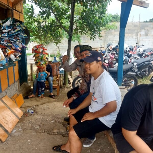 Warung Bhabinkamtibmas, Aiptu Mukhsodin Serap Aspirasi Warga di Warung Pak Maman