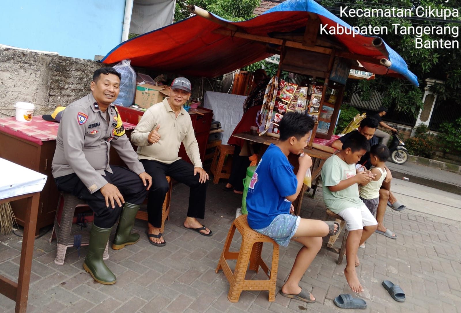 Bhabinkamtibmas Desa Bitung Jaya Sambangi Warung Binaan, Perkuat Silaturahmi dan Edukasi Kamtibmas