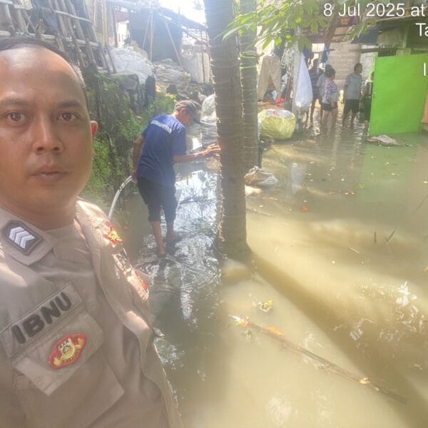 Bhabinkamtibmas Monitoring Daerah Banjir di Kelurahan Bunder, Cikupa