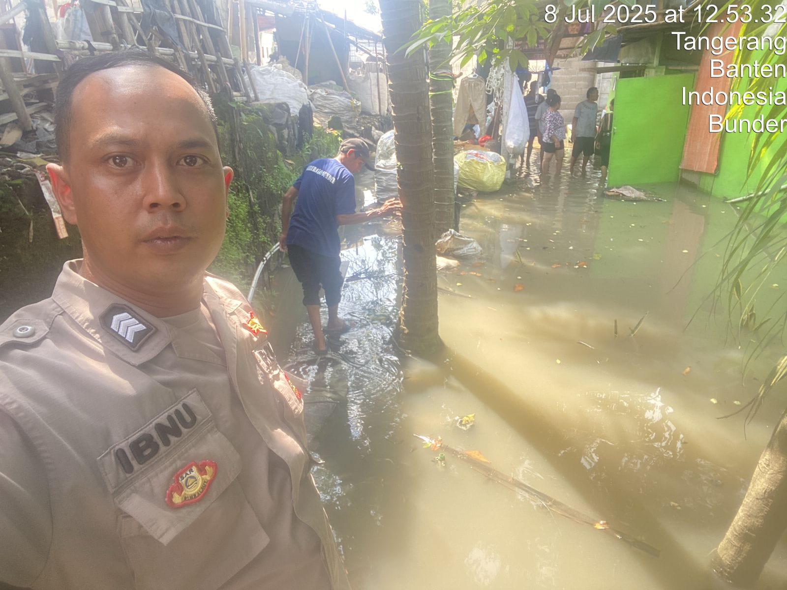 Bhabinkamtibmas Monitoring Daerah Banjir di Kelurahan Bunder, Cikupa