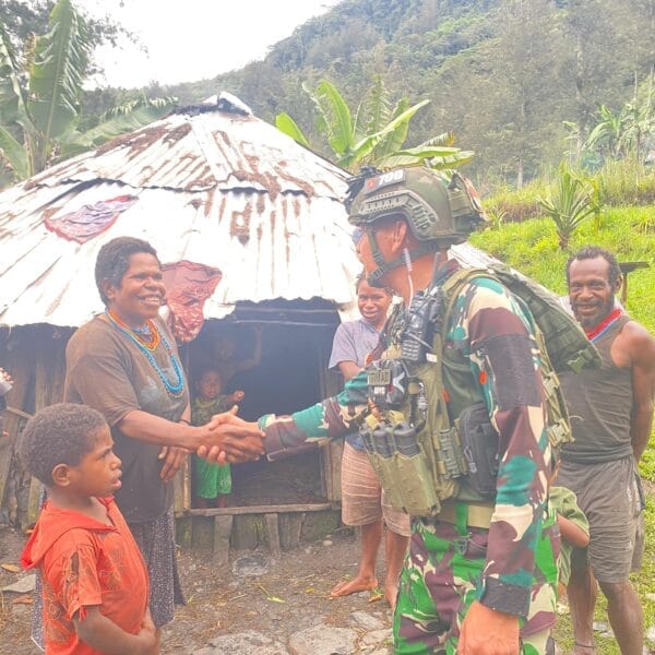 Tegur Sapa di Tanah Kabut: Satgas TNI Menyapa Hati, Bukan Sekedar Wilayah