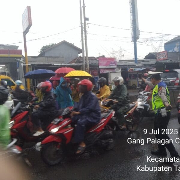 Polsek Cikupa Laksanakan Gatur Lalin Pagi di Depan PT Cingluh, Pastikan Arus Lancar dan Aman