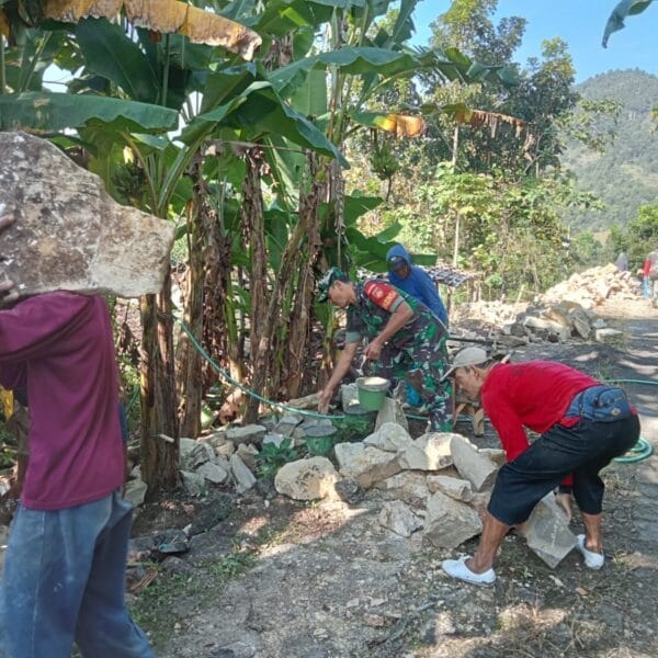 Babinsa Di Batuwarno Bersama Warga Bangu Talud, Ini Tujuannya