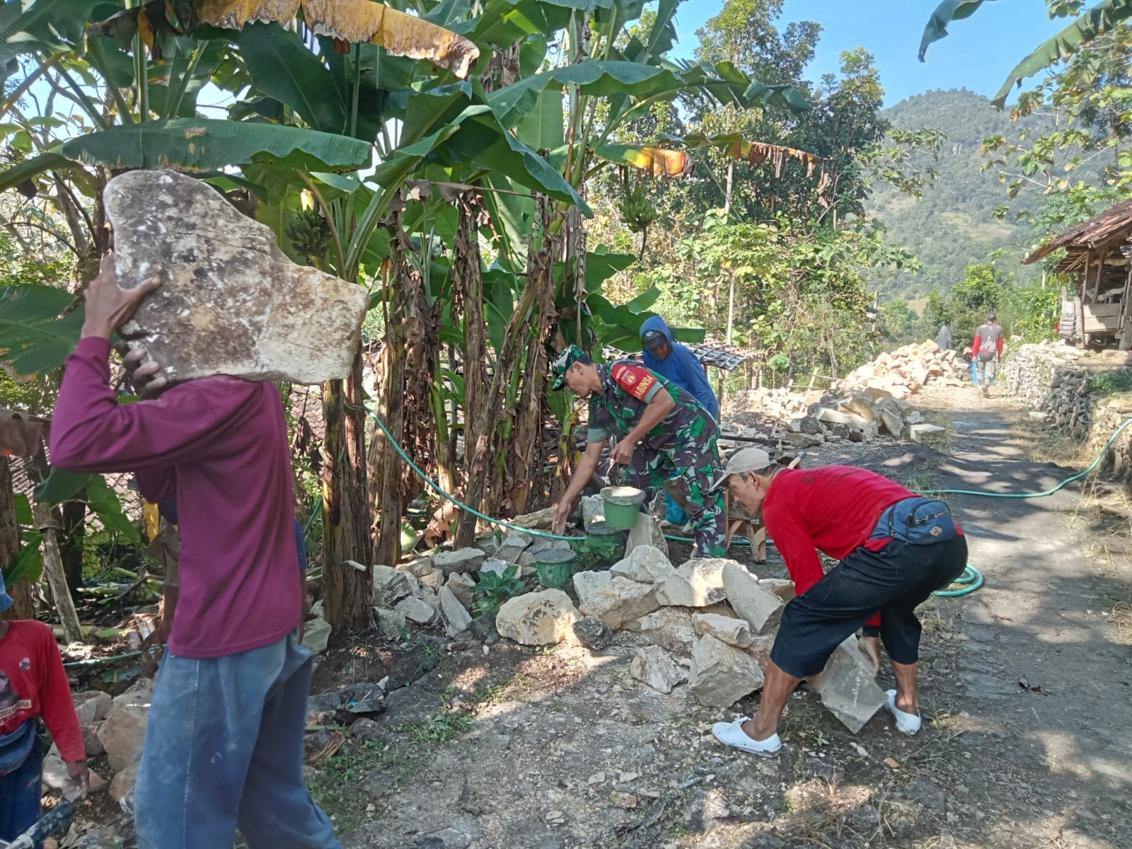 Babinsa Di Batuwarno Bersama Warga Bangu Talud, Ini Tujuannya