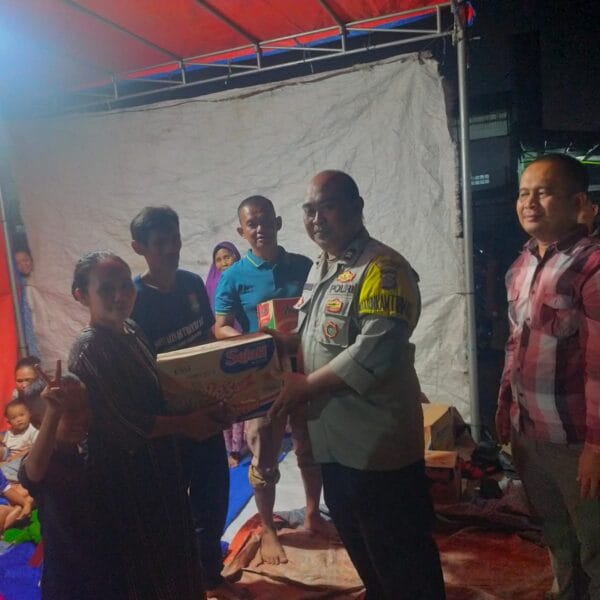 Polsek Cikupa Salurkan Bantuan Banjir kepada Warga Terdampak di Kampung Bunder