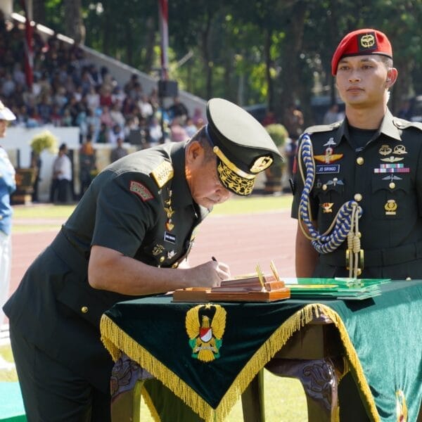 Kasad Tutup Pendidikan Taruna Akmil Tahun 2025 Anugerahkan Adhi Makayasa kepada Taruna Berprestasi