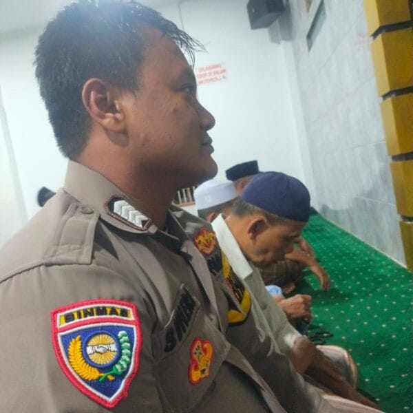 Bhabinkamtibmas Polsek Cikupa Subuhan Keliling Bersama Warga Sukamulya, Ajak Aktif Jaga Kamtibmas