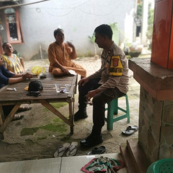 Bhabinkamtibmas Kelurahan Sukamulya Sambang Warga, Sampaikan Pesan Kamtibmas