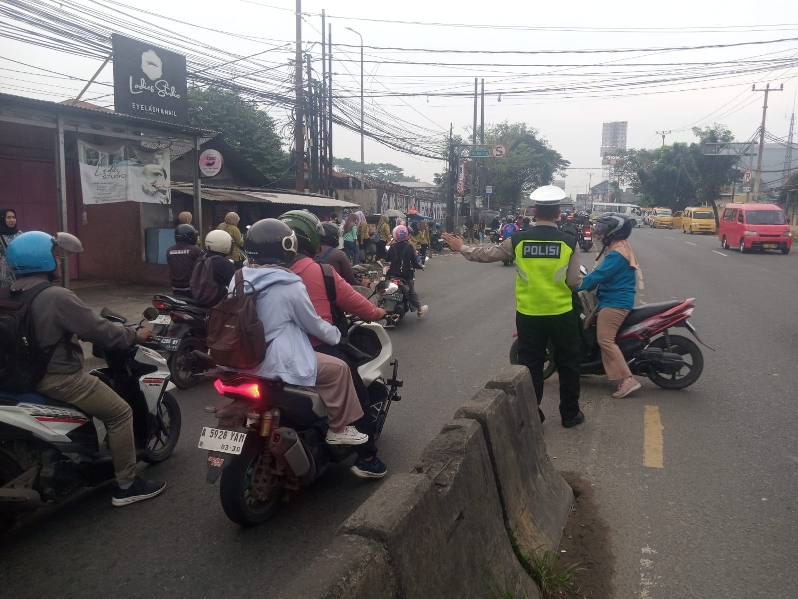 Personel Lantas Polsek Cikupa Laksanakan Pengaturan Lalu Lintas Pagi Hari di Titik Rawan Kepadatan