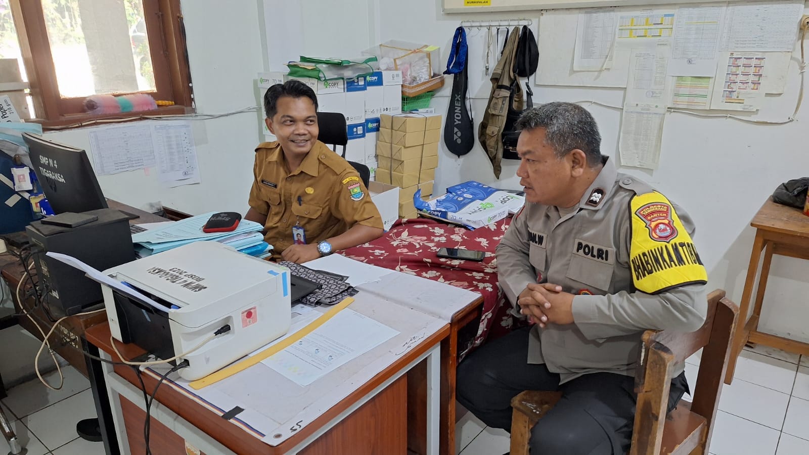 Bhabinkamtibmas Desa Pematang Aiptu Iwan Wahyudi Laksanakan Validasi Jumlah Siswa SMPN 4 Tigaraksa untuk Program MBG