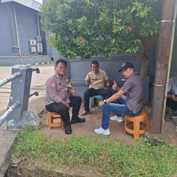 Bhabinkamtibmas Desa Talaga Sambang Warga, Sampaikan Pesan Kamtibmas dan Layanan Polisi 110
