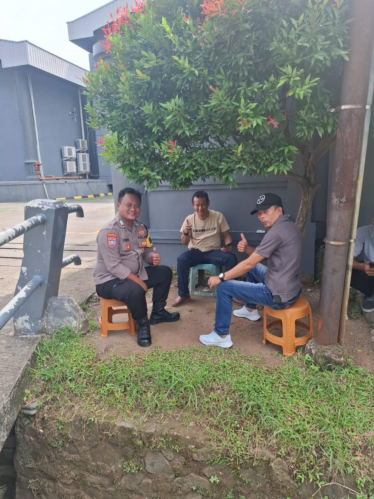 Bhabinkamtibmas Desa Talaga Sambang Warga, Sampaikan Pesan Kamtibmas dan Layanan Polisi 110