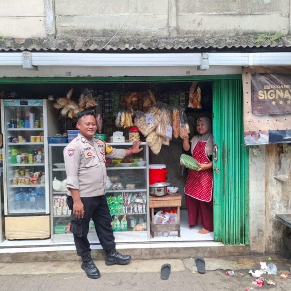Bhabinkamtibmas Desa Talaga Sambangi Warung Binaan, Jalin Kedekatan dengan Warga