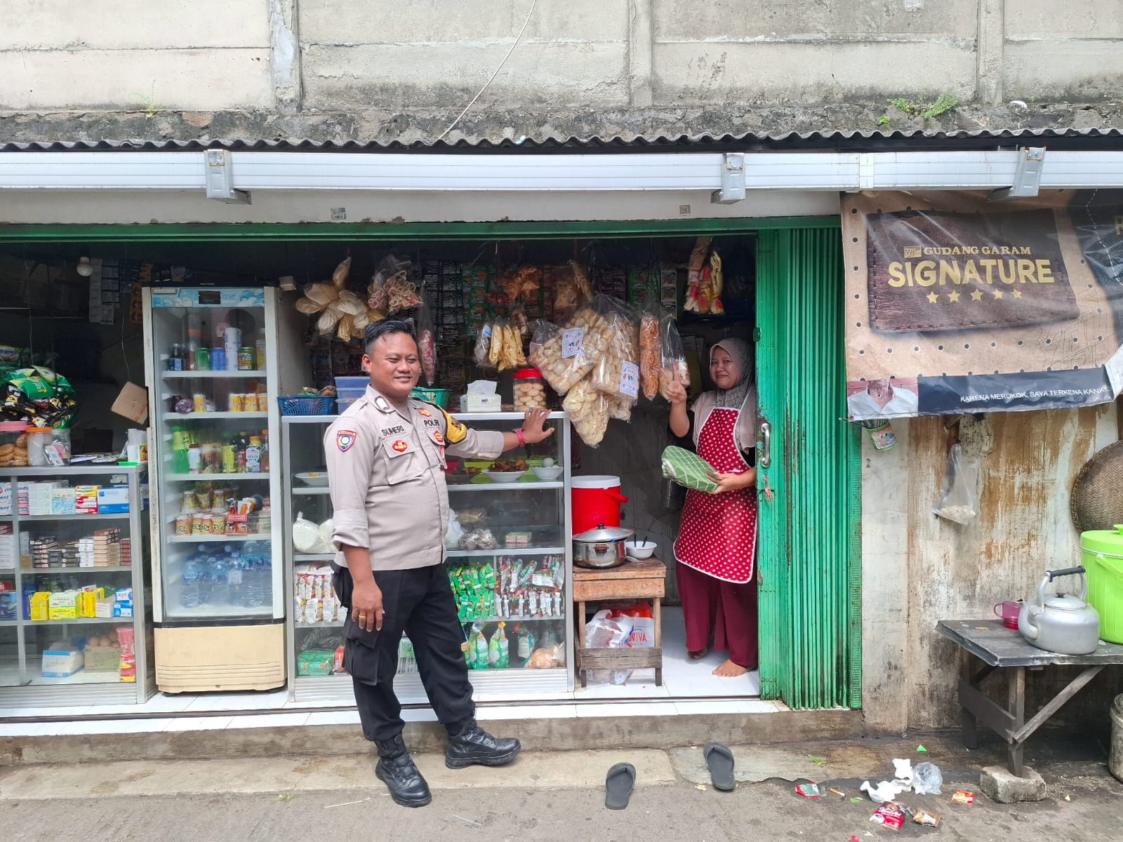 Bhabinkamtibmas Desa Talaga Sambangi Warung Binaan, Jalin Kedekatan dengan Warga