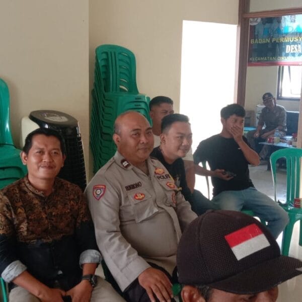Bhabinkamtibmas Desa Budimulya Sambangi Aparatur dan Warga, Tegaskan Komitmen Jaga Kamtibmas