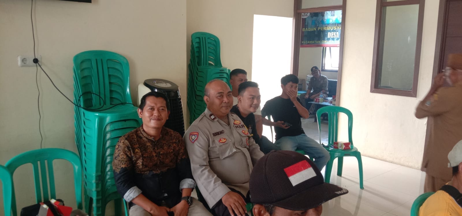 Bhabinkamtibmas Desa Budimulya Sambangi Aparatur dan Warga, Tegaskan Komitmen Jaga Kamtibmas Bhabinkamtibmas Desa Budimulya Sambangi Aparatur dan Warga, Tegaskan Komitmen Jaga Kamtibmas