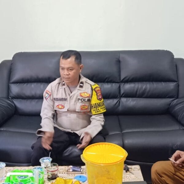 Bhabinkamtibmas Desa Pasir Jaya Sambangi Kantor Desa, Ajak Masyarakat Jaga Kamtibmas
