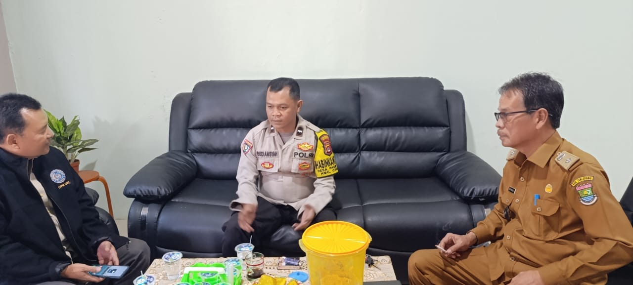 Bhabinkamtibmas Desa Pasir Jaya Sambangi Kantor Desa, Ajak Masyarakat Jaga Kamtibmas