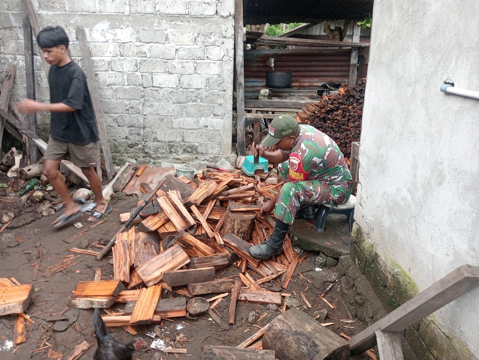 Pererat Tali Silaturahmi, Babinsa Kodim 1505 Tidore Bantu Warga di Bela Kayu Bakar Siapkan Acara Nikah