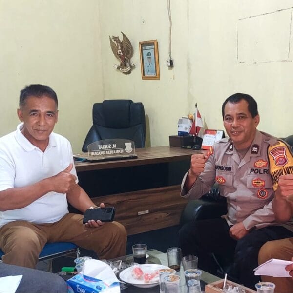 Bhabinkamtibmas Desa Sukadamai Sambangi Kantor Desa, Sampaikan Pesan Kamtibmas dan Bangun Komunikasi dengan Masyarakat