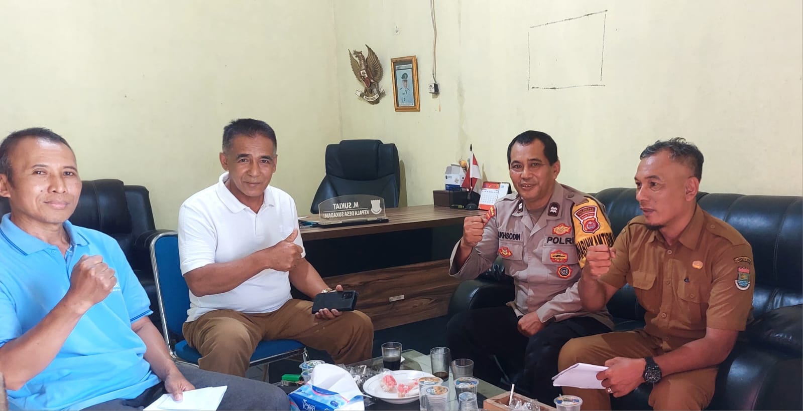 Bhabinkamtibmas Desa Sukadamai Sambangi Kantor Desa, Sampaikan Pesan Kamtibmas dan Bangun Komunikasi dengan Masyarakat